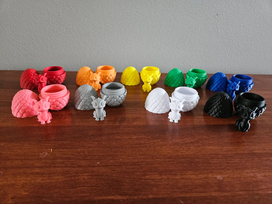 kleiner Drache mit/im Ei